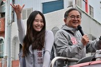 劉櫂豪女兒首次站台輔選 賴坤成由王義川陪掃街