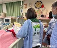 彰化家扶探視車禍姊妹 姊姊聽見鼓勵眼角泛淚