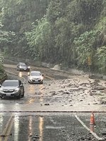 苗縣大雨釀泰安鄉落石砸車 後龍多處瓜田泡湯