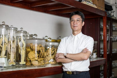 海大教授陳天任獲國際甲殼類學會獎項 台灣第一人