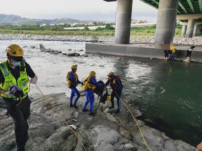 台中3釣���受困大甲溪河床 消防人員橫渡救援