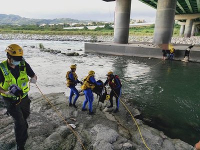 台中3釣客受困大甲溪河床 消防人員橫渡救援