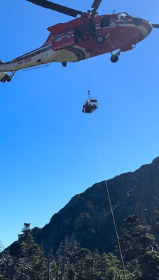 夫妻登雪山1失足1高山症  直升機吊掛後送