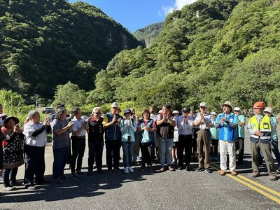 太魯閣同禮部落路難行 空勤直升機吊掛小怪手上山