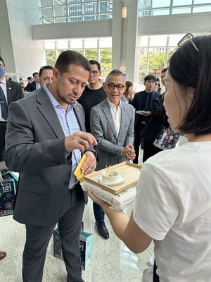 瓜地馬拉議長赴台北101農產品市集  為花蓮農民打氣