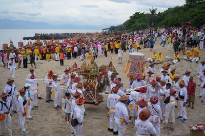 小琉球迎王祭典開跑 中澳沙灘請水儀式萬頭鑽動