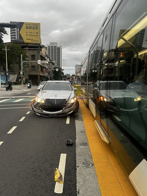 高雄輕軌列車遭撞無人傷  汽車疑違規左轉釀禍