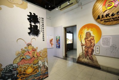 屏東戲棚布景畫師陳冠良展 邀民眾「捧場」彩繪之美