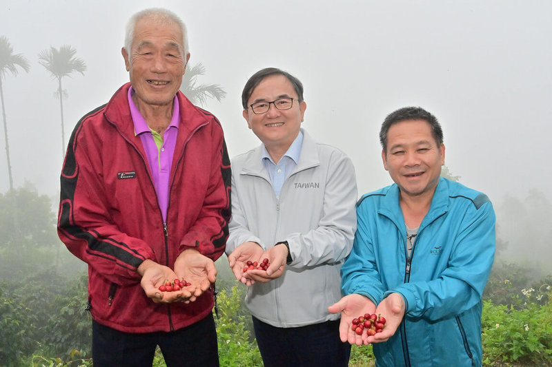 民進黨台東縣長候選人劉櫂豪（中）協助太麻里地區農會爭取經費，18日至21日參加2022台灣國際茶業博覽會及台灣國際咖啡展，其中咖啡展由太麻里地區農會主辦。（劉櫂豪競選團隊提供）中央社記者張祈傳真  111年11月18日