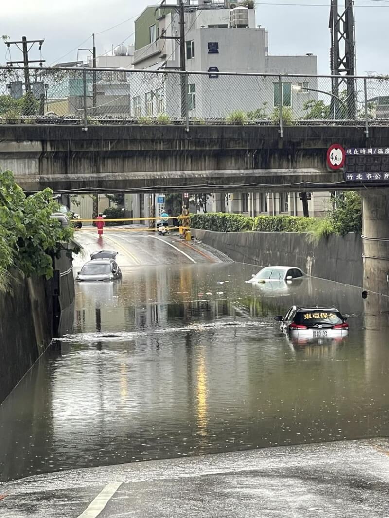 新竹縣竹北市19日凌晨許陸續傳出轄內有淹水災情，其中中和街地下道有3部車輛受困，車輛險遭滅頂，新竹縣政府消防局獲報派員前往協助民眾脫困，所幸未釀傷亡。 （民眾提供）中央社記者魯鋼駿傳真 112年5月19日