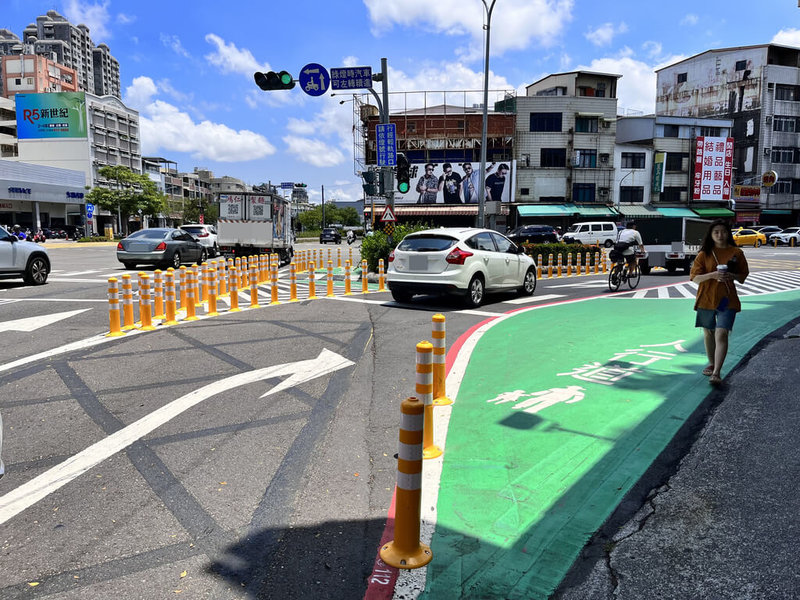 改善行人交通環境，高雄市交通局20日表示，已完成約1萬公尺行人步道等措施，相關工程持續進行。（高雄市交通局提供）中央社記者蔡孟妤傳真  112年7月20日