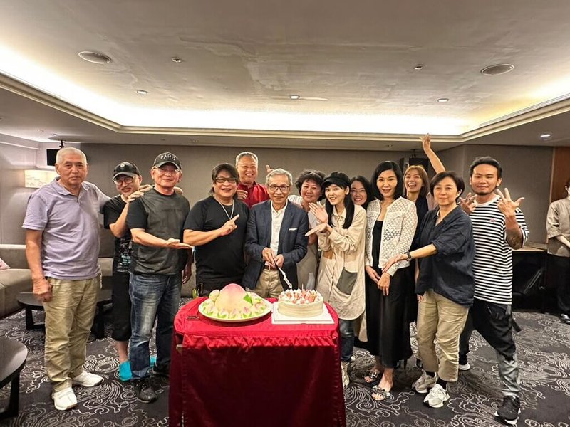 導演吳念真（前左5）上週颱風夜慶祝71歲生日，他感謝一路走來朋友的陪伴，慶生現場除親友外，舞台劇「清明時節」及「人間條件8」重要卡司演員也都到場參與。（綠光創藝提供）中央社記者趙靜瑜傳真  112年7月31日