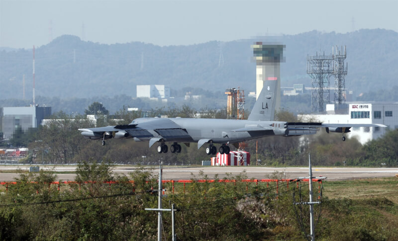 圖為美國空��一架可攜帶核武器的B-52同溫層堡壘轟炸機降落在南韓的清州機場。（韓聯社）