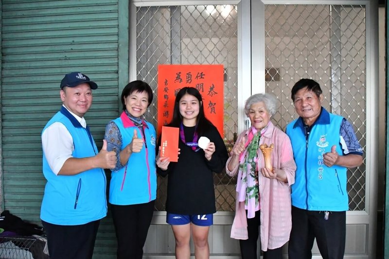 杭州亞運卡巴迪台灣女子代表隊拿下銀牌，創隊史最佳成績，選手任明綉（中）來自花蓮縣吉安鄉，鄉長游淑貞（左2）18日前往任明綉家貼紅榜及發放獎勵金。（吉安鄉公所提供）中央社記者張祈傳真  112年10月18日