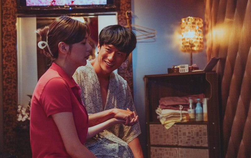 影集「此時此刻」，演員郭雪芙（左）、劉俊謙（右）出演單元「站一個晚上」。（Netflix提供）