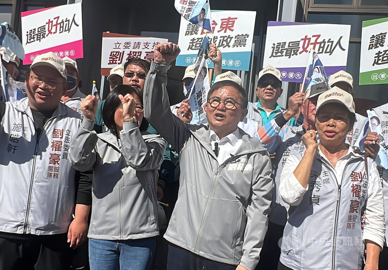 退出民進黨的現任立委劉櫂豪（前右2）22日到台東縣政府大禮堂完成立委參選登記，各鄉鎮的後援會幹部、基層民眾到場支持；劉櫂豪說，黨內初選有瑕疵，投票才是真正的民意。中央社記者盧太城台東攝  112年11月22日