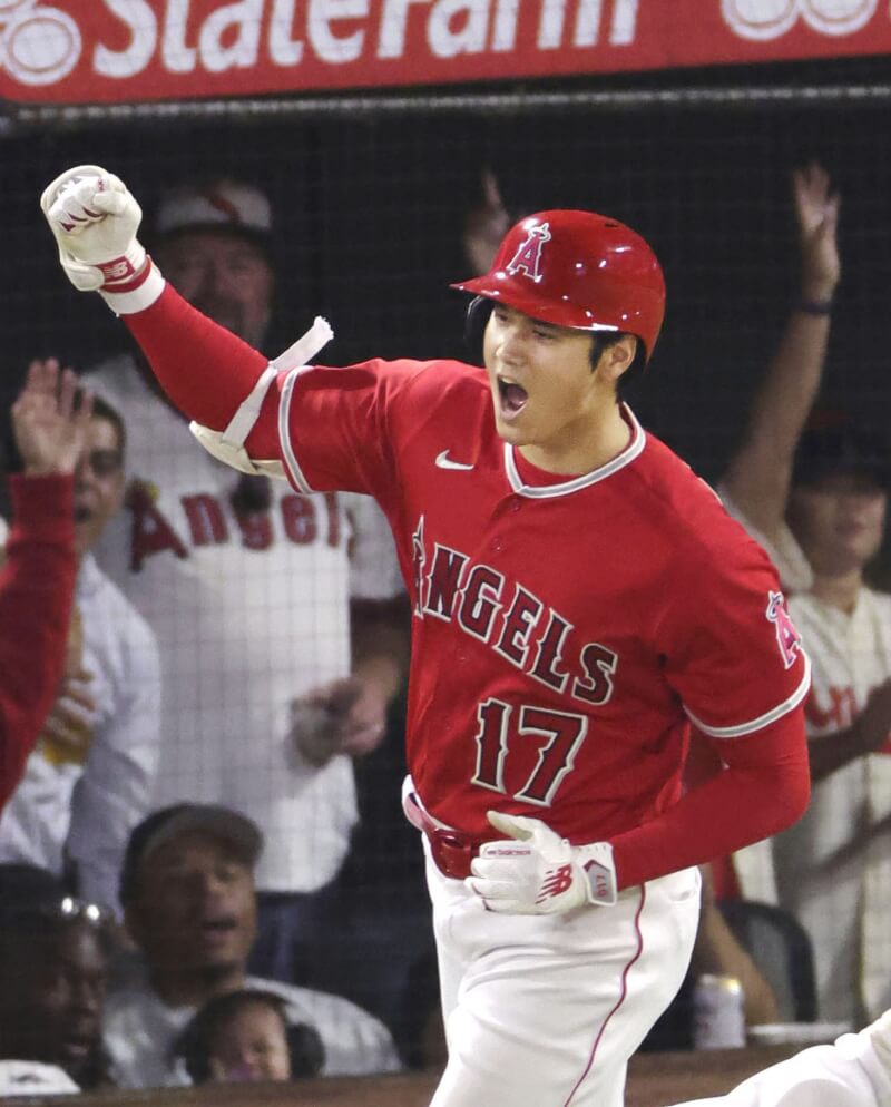 MLB球星大谷翔平（前）9日證實，他與洛杉磯道奇隊簽下價值7億美元、為期10年的合約。（共同社）