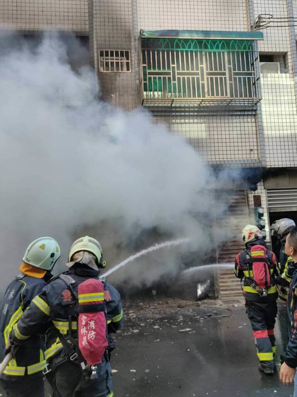 雲林縣北港鎮興隆街某民宅24日中午發生火警，消防人員趕抵布設水線搶救，現場濃煙密布，火勢約30分鐘後受控制，並救出1名年約80歲婦人。（消防局提供）  中央社記者姜宜菁傳真  112年12月24日