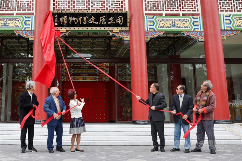 國立歷史博物館7日在正門廣場前舉辦「在這裡，與大家相遇」揭牌儀式，文化部長史哲（右3）、史博館館長王長華（左3）、前國立故宮博物院副院長林柏亭（右2）等人出席。中央社記者裴禛攝 113年2月7日