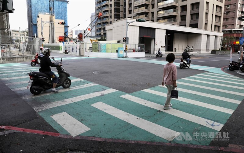 高雄市自106年試辦枕木紋行穿線劃設、綠底行穿線至今，三民區「河堤社區」行人事故率降幅約5成。圖為高雄市三民區明仁路及明愛街路口。中央社記者張已亷攝 113年3月22日