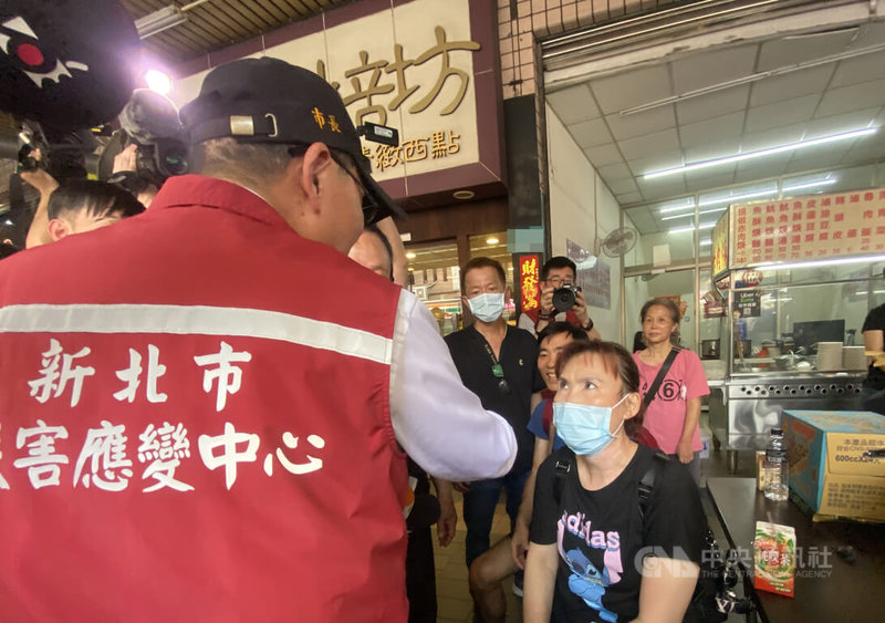 花蓮近海3日上午強震，全台有感，新北市土城區延和路一處受災社區有住戶等待疏散安置，新北市長侯友宜（左背對者）到場探視慰問。中央社記者黃旭昇新北市攝  113年4月3日