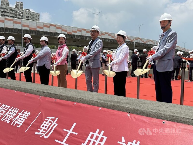 亞洲大學豐富健康產業園區6日舉行動土典禮，台中市長盧秀燕（右2）、立法院副院長江啟臣（右3）、亞洲大學創辦人蔡長海（右1）等人出席。中央社記者趙麗妍攝  113年5月6日