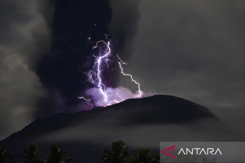 伊布火山18日噴出的灰色雲柱伴隨著紫色閃光，且火山灰雲達到4000公尺高。（安塔拉通訊社）