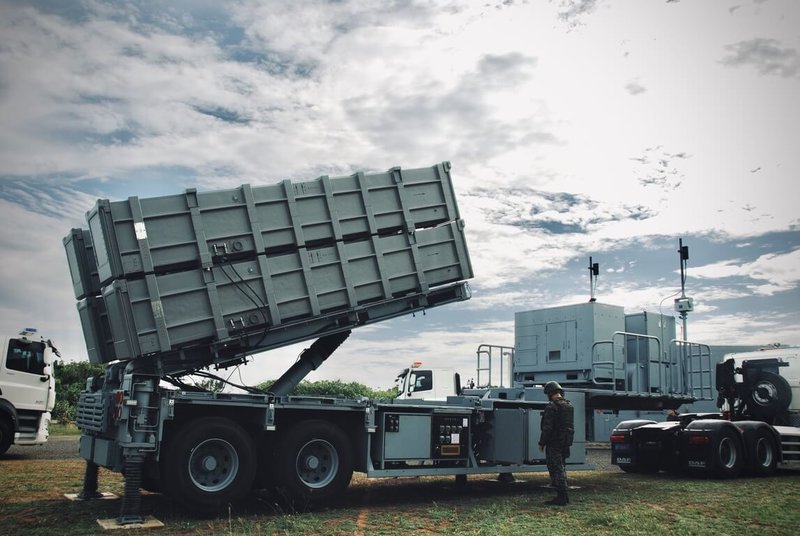 國防部24日發布照片指出，海軍機動飛彈車能夠快速機動，並由陸戰隊戒護下進入戰術位置。（國防部提供）中央社記者吳書緯傳真 113年5月24日