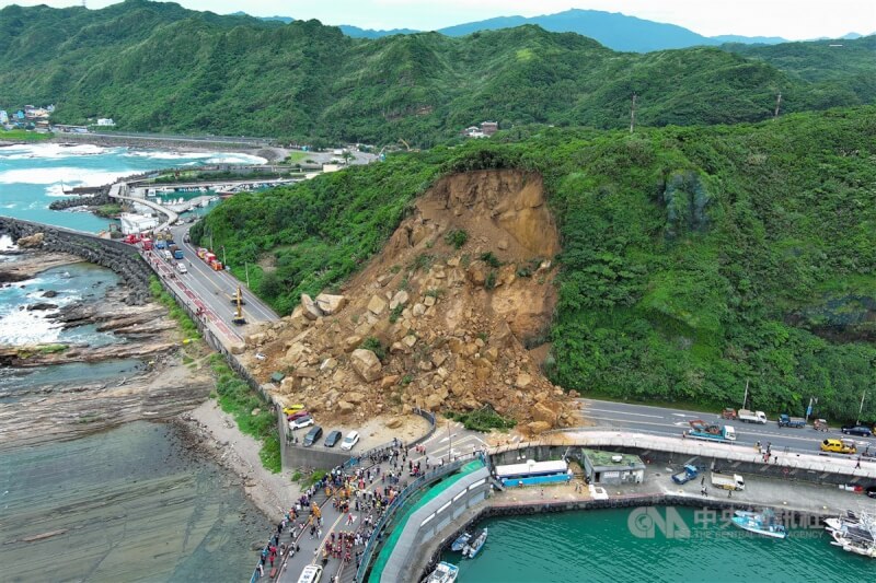 基隆市中正區北寧路潮境公園路口處3日下午發生土石崩落，消防局指出，初判土堆下沒有受困情況，現場7部車輛及2部貨車人員都已自行脫困。中央社記者吳家昇攝 113年6月3日