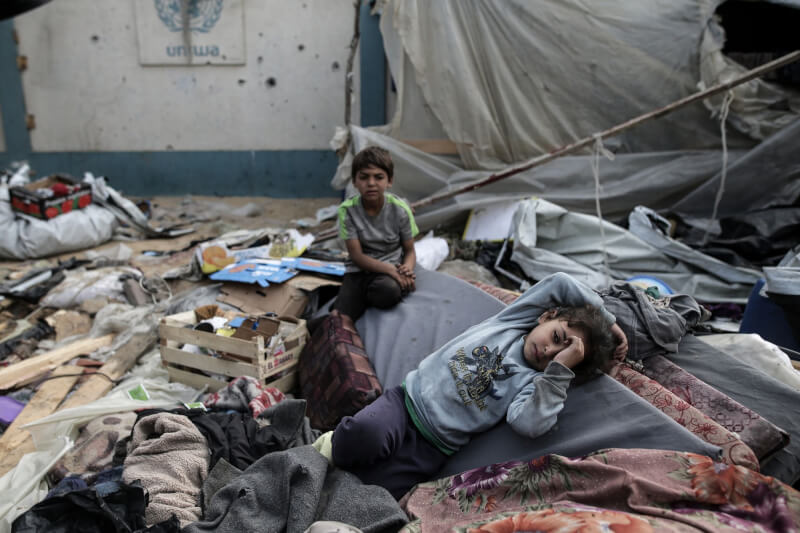 以色列5月28日空襲加薩難民營，巴勒斯坦兒童躺在毀損的帳篷上。（安納杜魯新聞社）