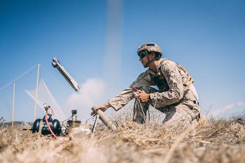 2020年9月，美國海軍陸戰隊在加州基地演習，發射彈簧刀300無人機。（圖取自維基共享資源，版權屬公有領域）