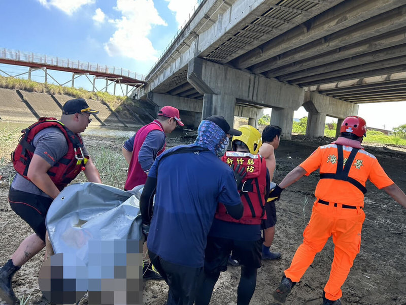 新竹縣竹北市鳳山溪出海口中間沙洲附近5日發現1具浮屍，警方表示，經家屬確認身分，為日前在竹北新月沙灣戲水溺水失聯的劉姓高中生。（新竹縣消防局提供）中央社記者郭宣彣傳真  113年7月5日