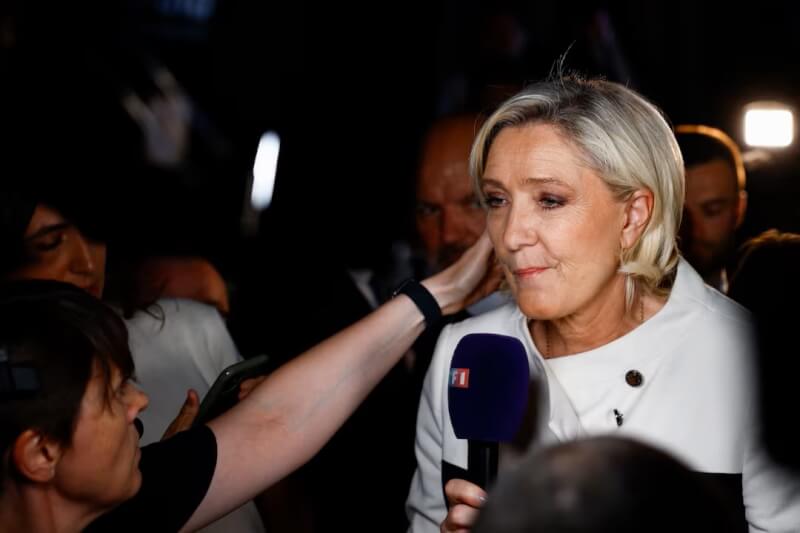 法國極右派國民聯盟陣營在國會決選中敬陪末座， 領導人瑪琳．雷朋7日接受媒體採訪。（路透社）