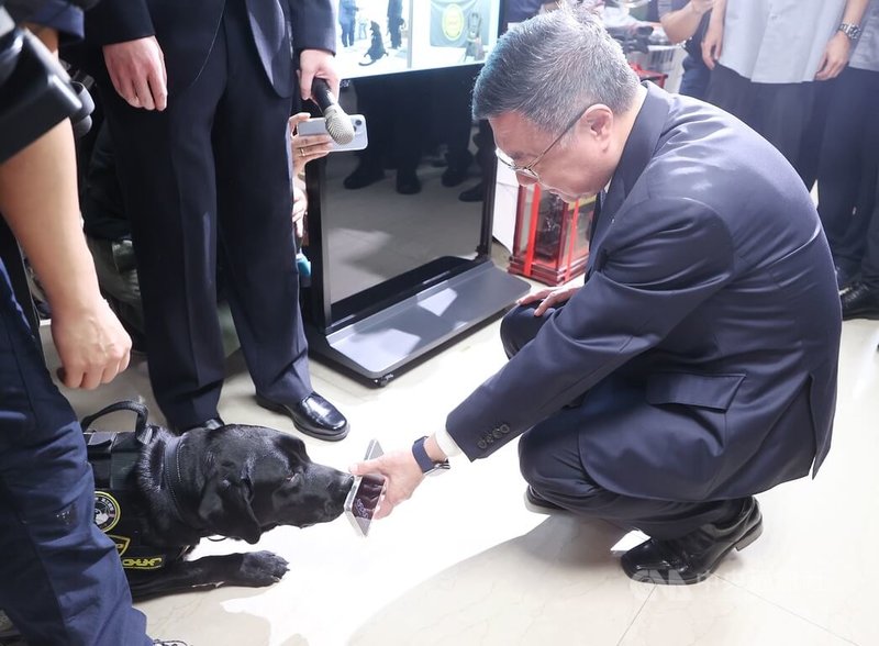 行政院長卓榮泰（右）10日偕同相關部會首長到刑事局視察「打詐專案」成果。刑事局也介紹台灣第一隻電子產品偵測犬Wafer，牠能找到手機、硬碟等關鍵證物，具優異的偵蒐能力，卓榮泰並與Wafer互動。中央社記者郭日曉攝　113年7月10日