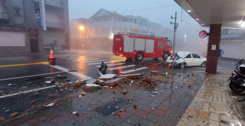 花蓮市區24日下午風雨增強，中興路一家超商前下午發生大樓女兒牆掉落、砸中臨停車輛意外釀1死1重傷。（花蓮縣消防局提供）中央社記者張祈傳真 113年7月24日