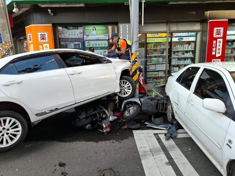 雲林縣虎尾鎮林森路2段14日下午發生多車追撞事故，消防人員獲報馳援，現場疑為2輛汽車發生糾紛追逐，3部停等紅燈機車遭殃及，共造成6人受傷，其中1男重傷、其餘5人輕傷。（雲林縣消防局提供）中央社記者黃國芳傳真  113年9月14日