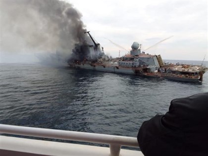 網傳俄艦莫斯科號遇襲後照片 船傾著火冒黑煙