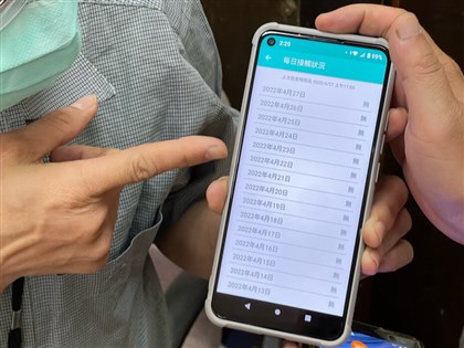 實聯制即起取消 指揮中心籲下載社交距離APP 唱歌仍須戴口罩