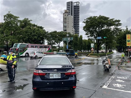 高雄強降雨宣洩不及4處積淹水 水管路車輛如水上行舟[影]