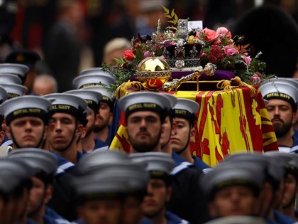 英女王靈柩離開國會 移往西敏寺舉行國葬