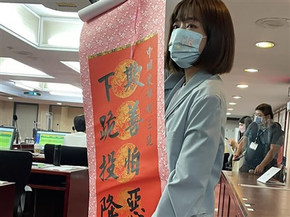 柯文哲議會送水果致意  遭林穎孟亮掛軸嗆聲8字