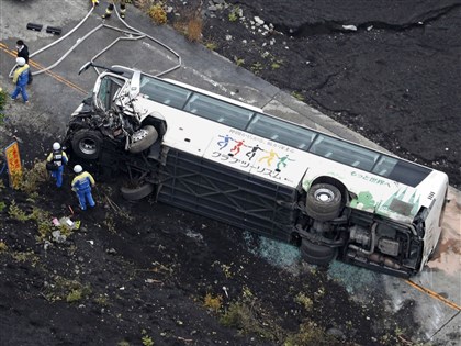 日本觀光巴士富士山附近翻車 1死3重傷多人輕傷[影]