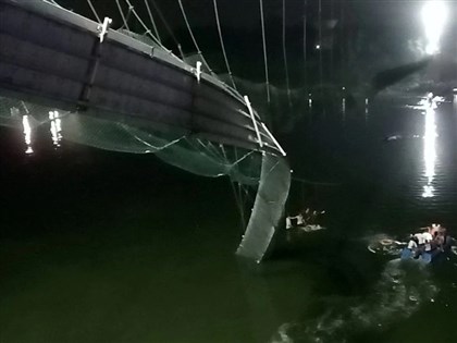 印度吊橋斷落上百人墜河 已知81死[影]