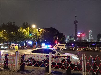 上海烏魯木齊路100公尺內12警車 大城巿公安傾巢而出