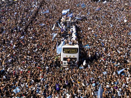 阿根廷世足冠軍遊行百萬人爭睹 巴士動不了改搭直升機