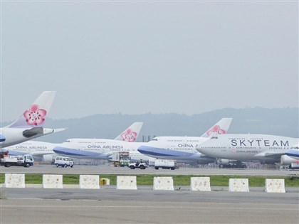 航空業年終陸續出爐 華航平均領3個月調薪3%