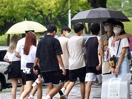 華南雲雨區東移 台南高雄晚間降雨機率提高至60%