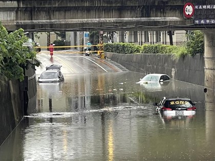 豪雨襲新竹車輛一度困地下道 交通受阻2校可採線上授課