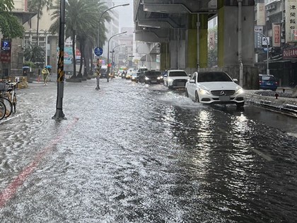 大雨狂灌 新北市中和永和一級淹水警戒[影]