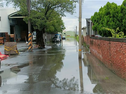 台南局部區域午後強降雨 仁德道路一度淹水16公分